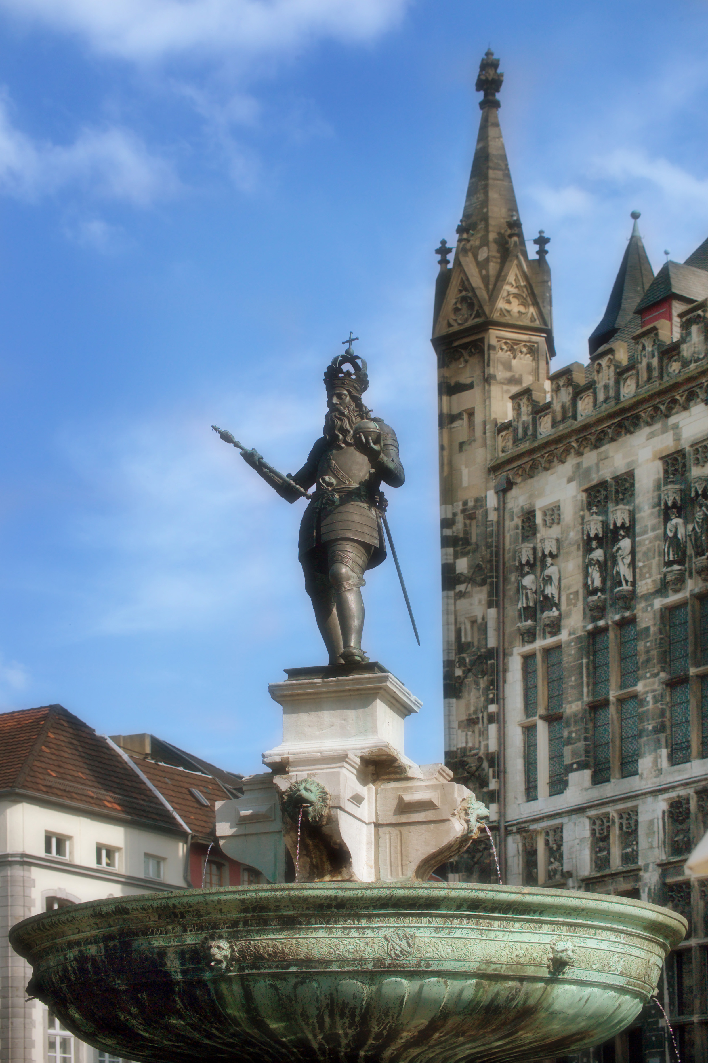 Der Karlsbrunnen (auch Marktbrunnen), der älteste Brunnen Aachens, steht direkt vor dem Aachener Rathaus. Seit 1620 krönte ihn die Figur Karls des Großen.