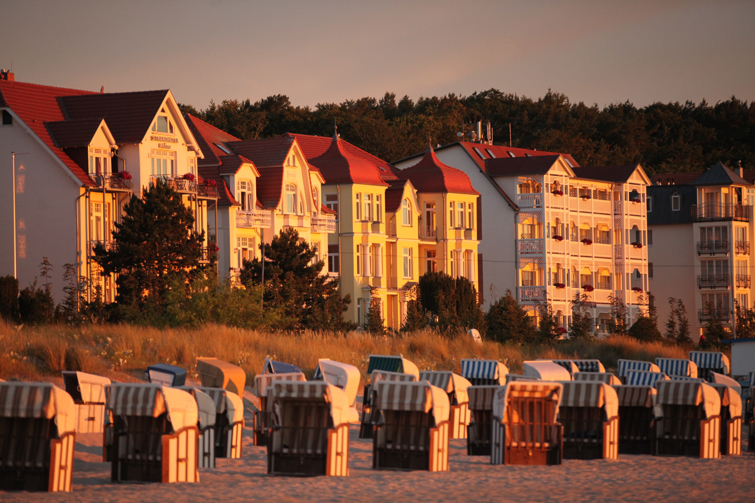 Strandpromenade vom Kaiserbad Bansin mit dem Strandhotel Möwe.
