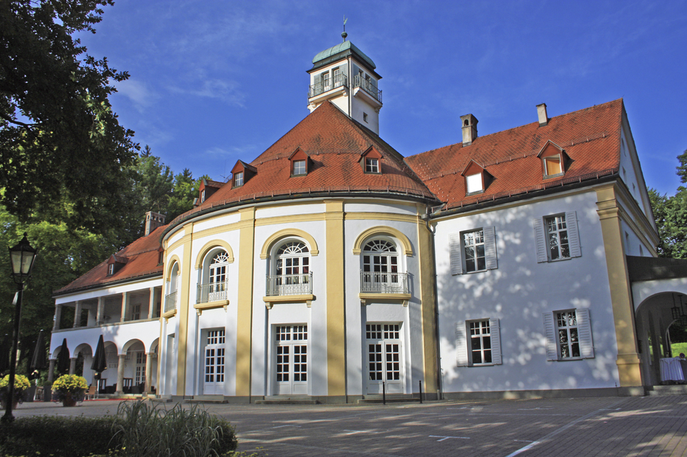 Das historische Kurhaus von Bad Tölz am westlichen Ende der Ludwigspromenade.
