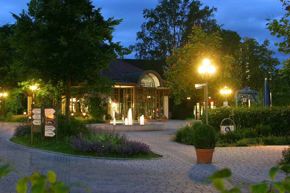 Das Kurhaus von Bad Wörishofen bei Nacht
