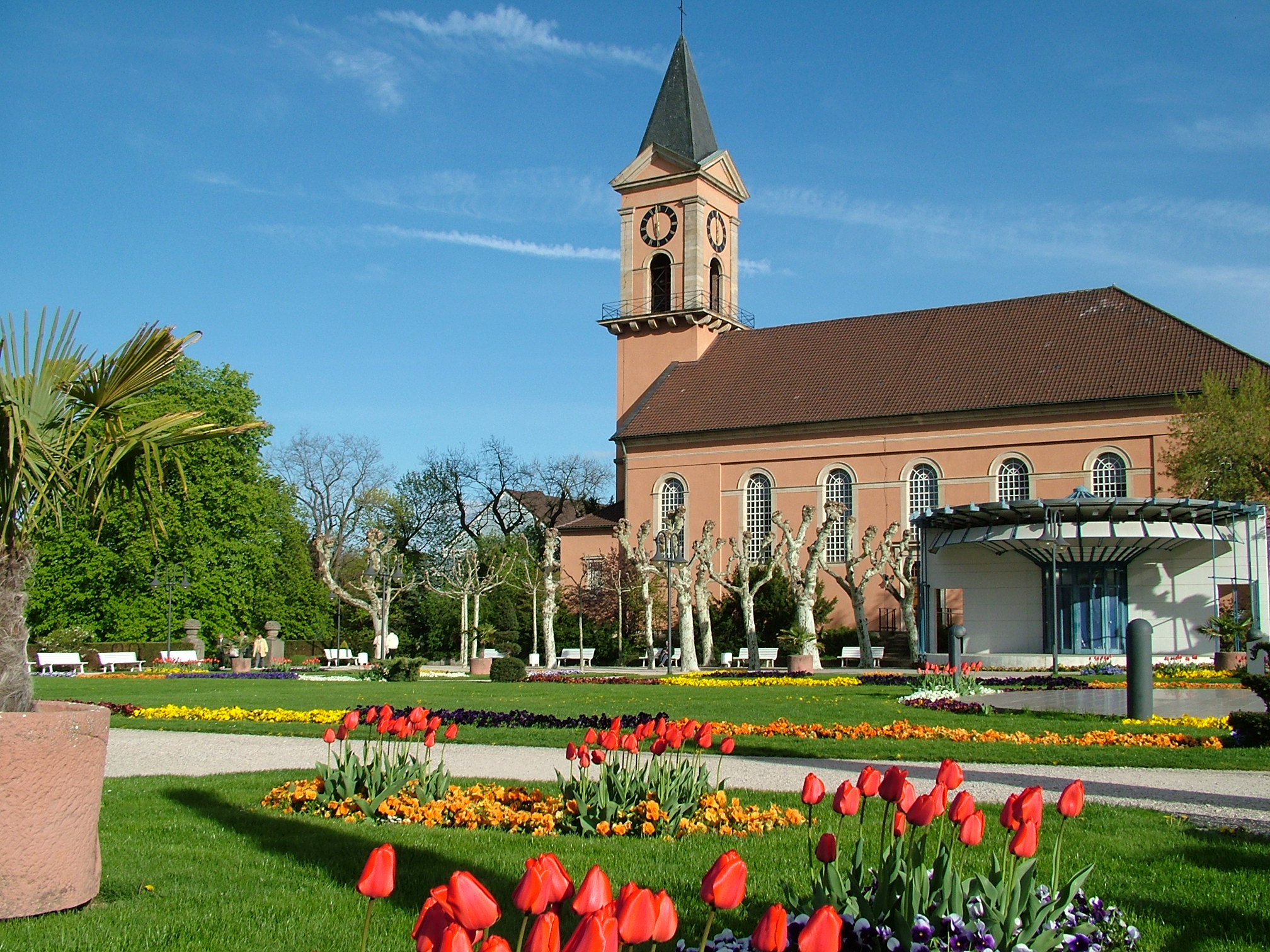 Kurpark und St Ludwig-Kirche von Bad Dürkheim.
