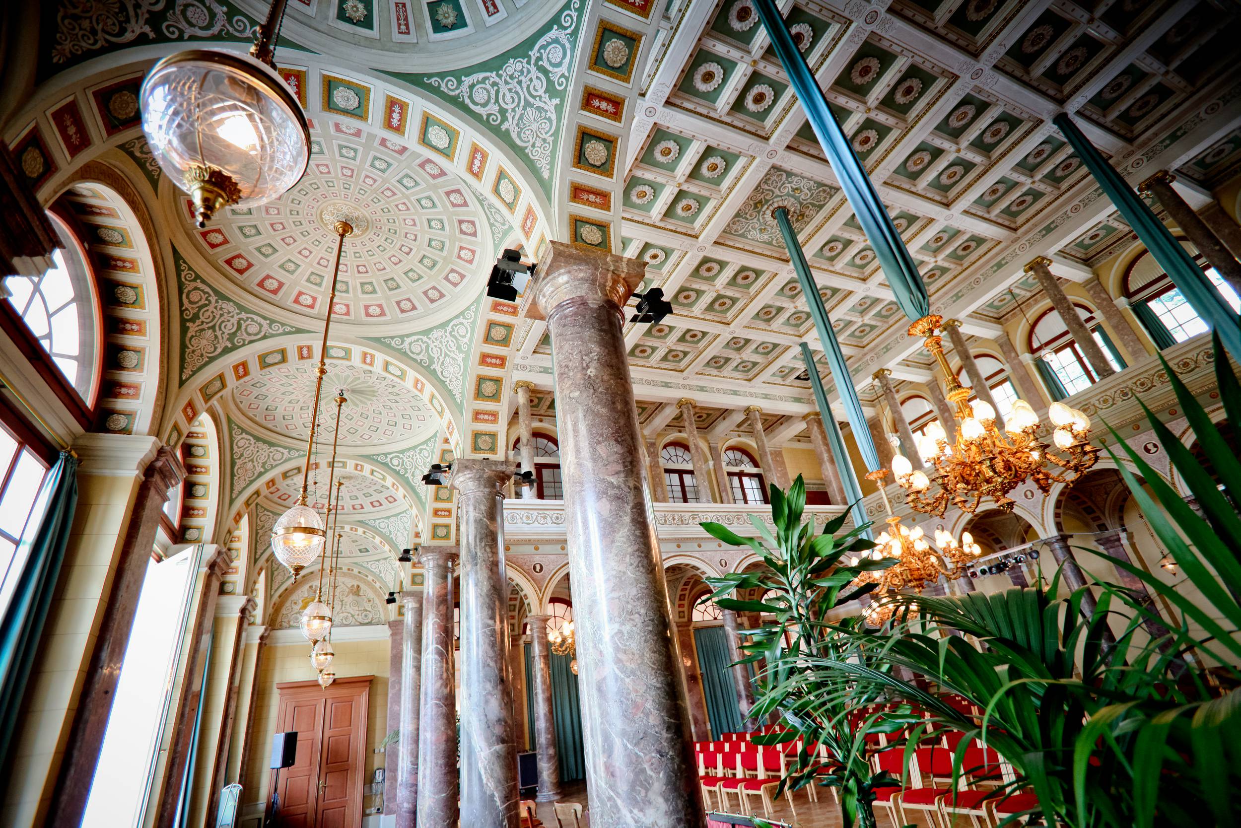 Der 1836-39 errichtet Marmorsaal mit seinen Wandmalereien und den Säulen aus Lahntal-Marmor.
