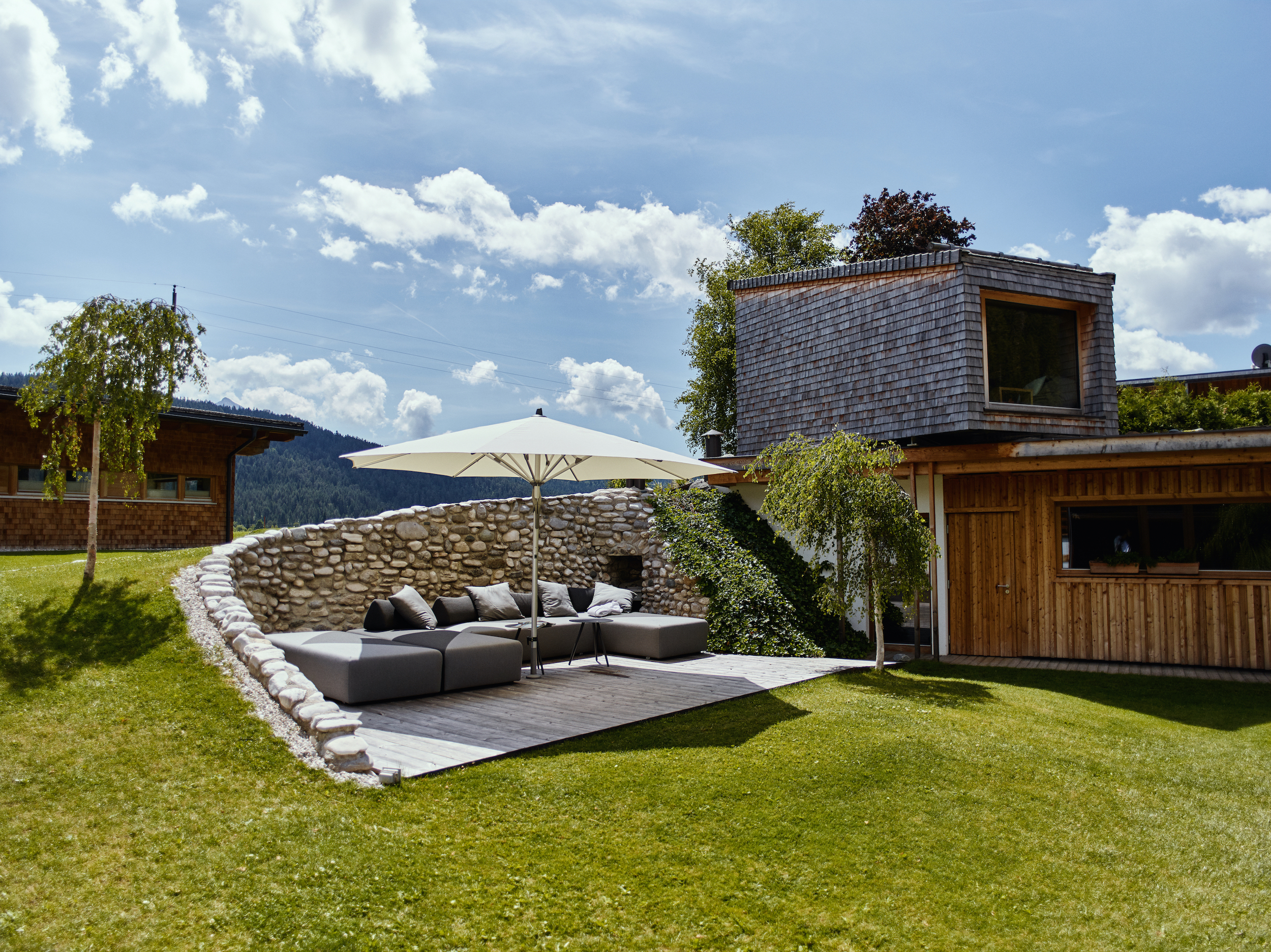 Lounge im Hotelgarten, Naturhotel Aufatmen, Leutasch/Tirol