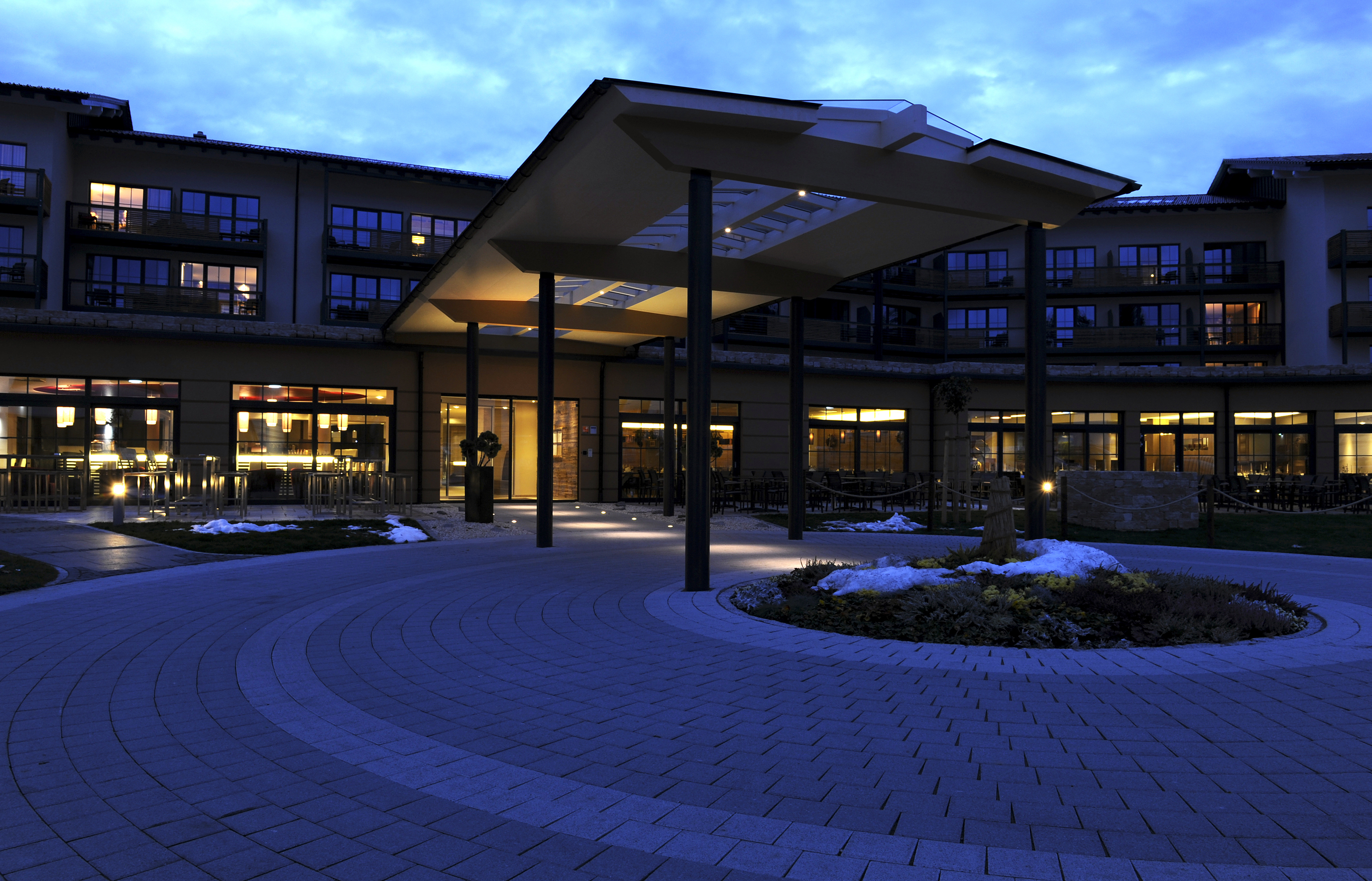 Außenansicht vom Panoramahotel Oberjoch bei Abend.
