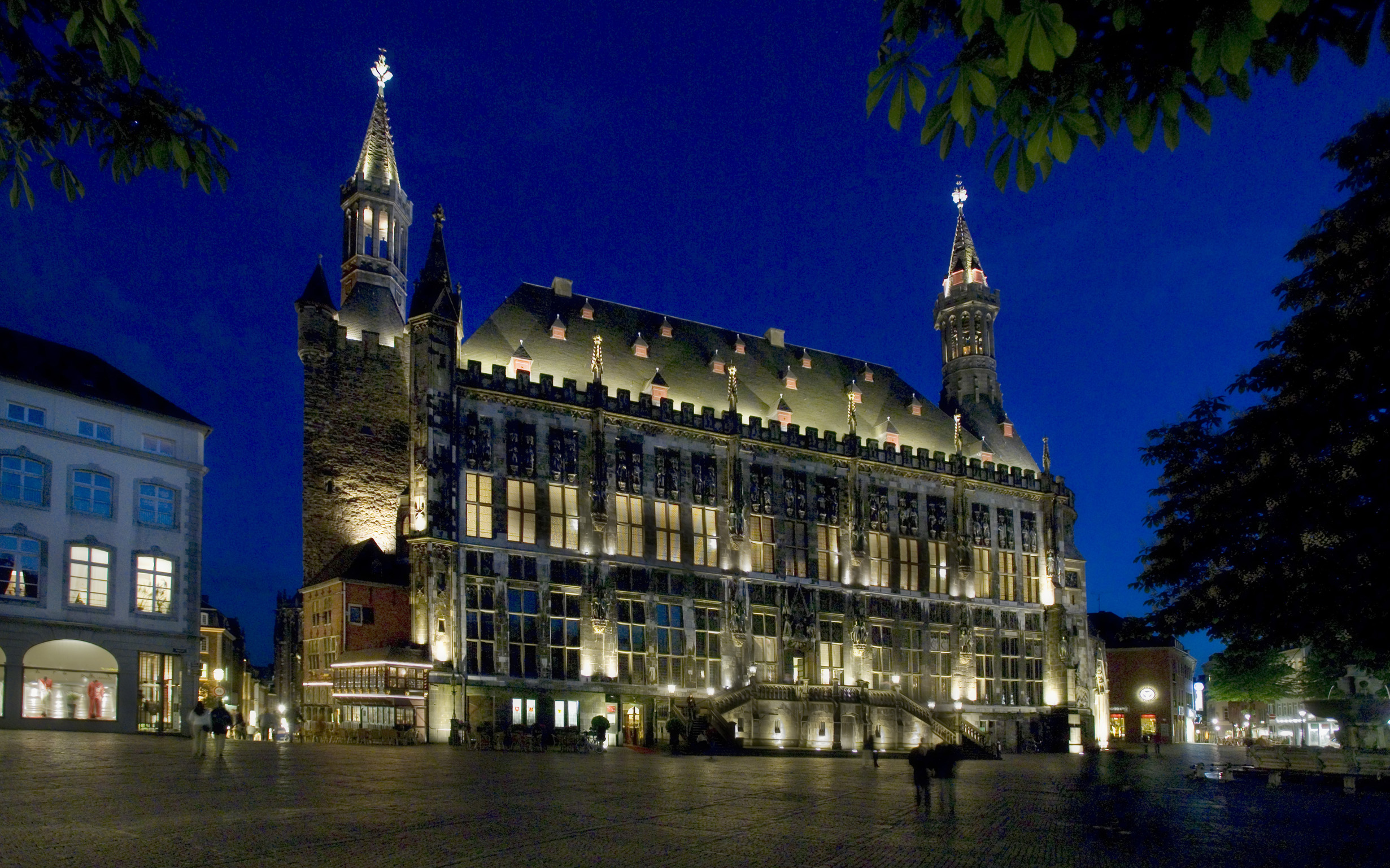 Das Aachener Rathaus im gotischen Stil wurde in der ersten Hälfte des 14. Jahrhunderts von der Aachener Bürgerschaft errichtet.