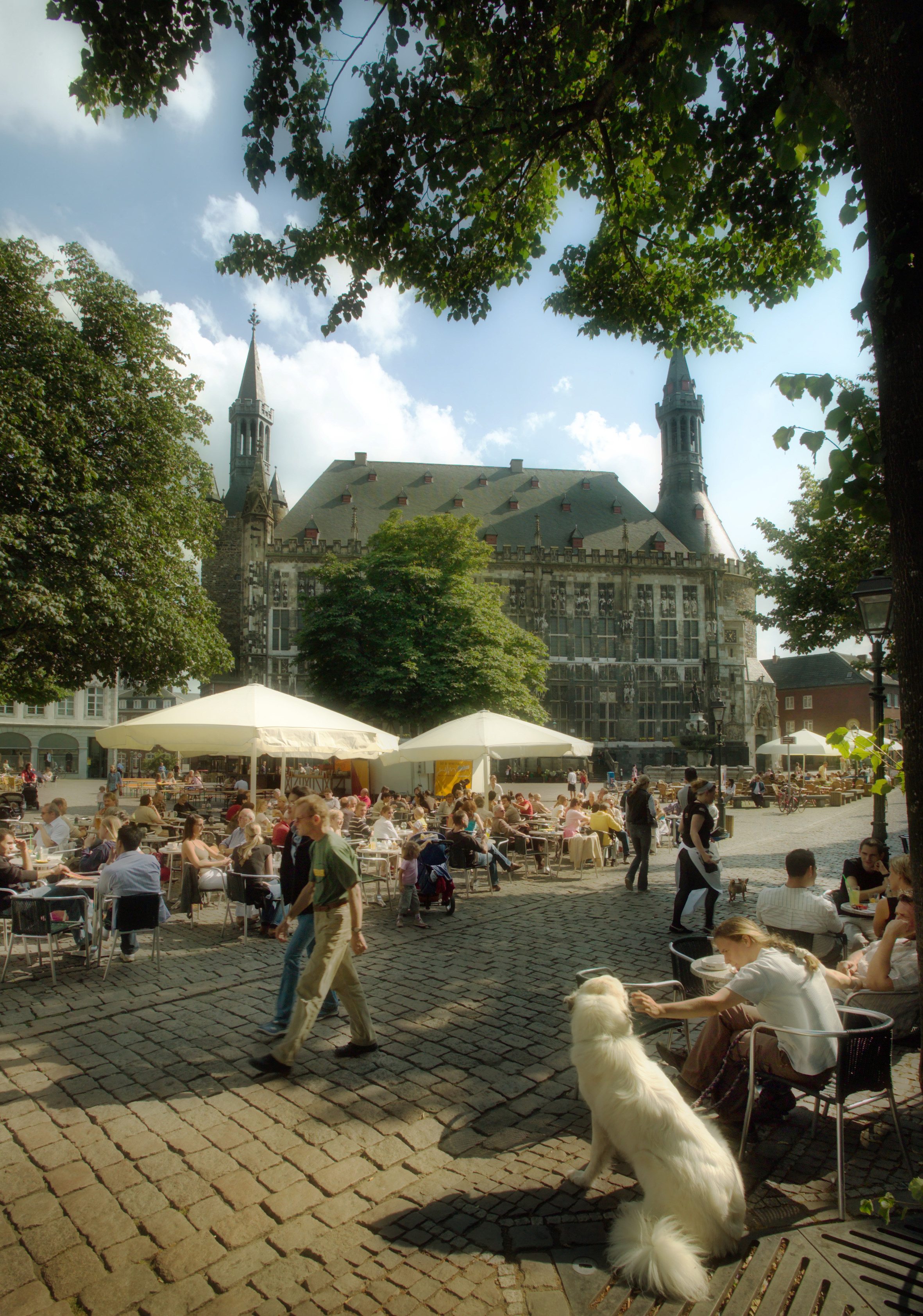 Platz vor dem historischen Rathaus Aachen.