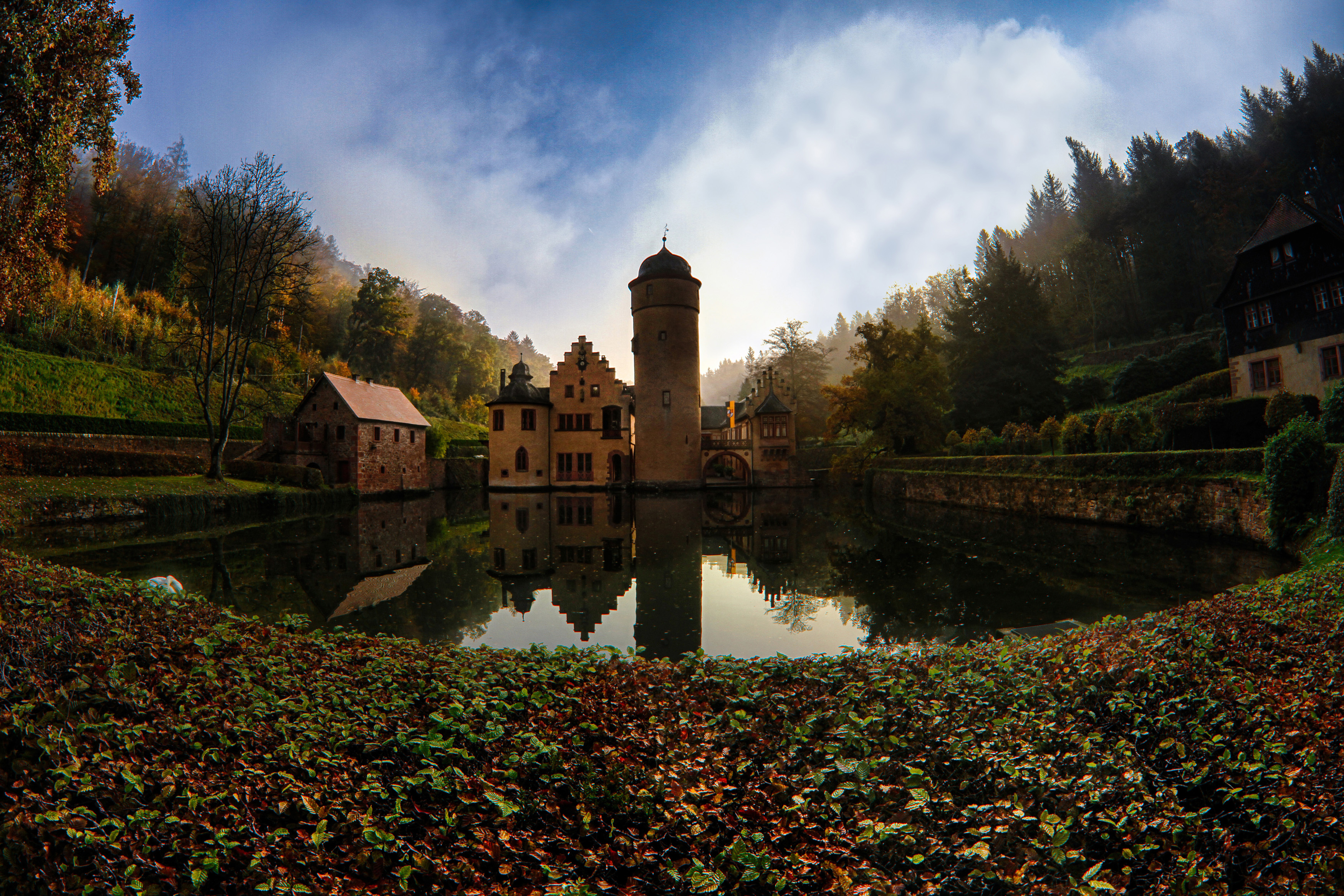 Schloss Mespelbrunn im Herbst.
