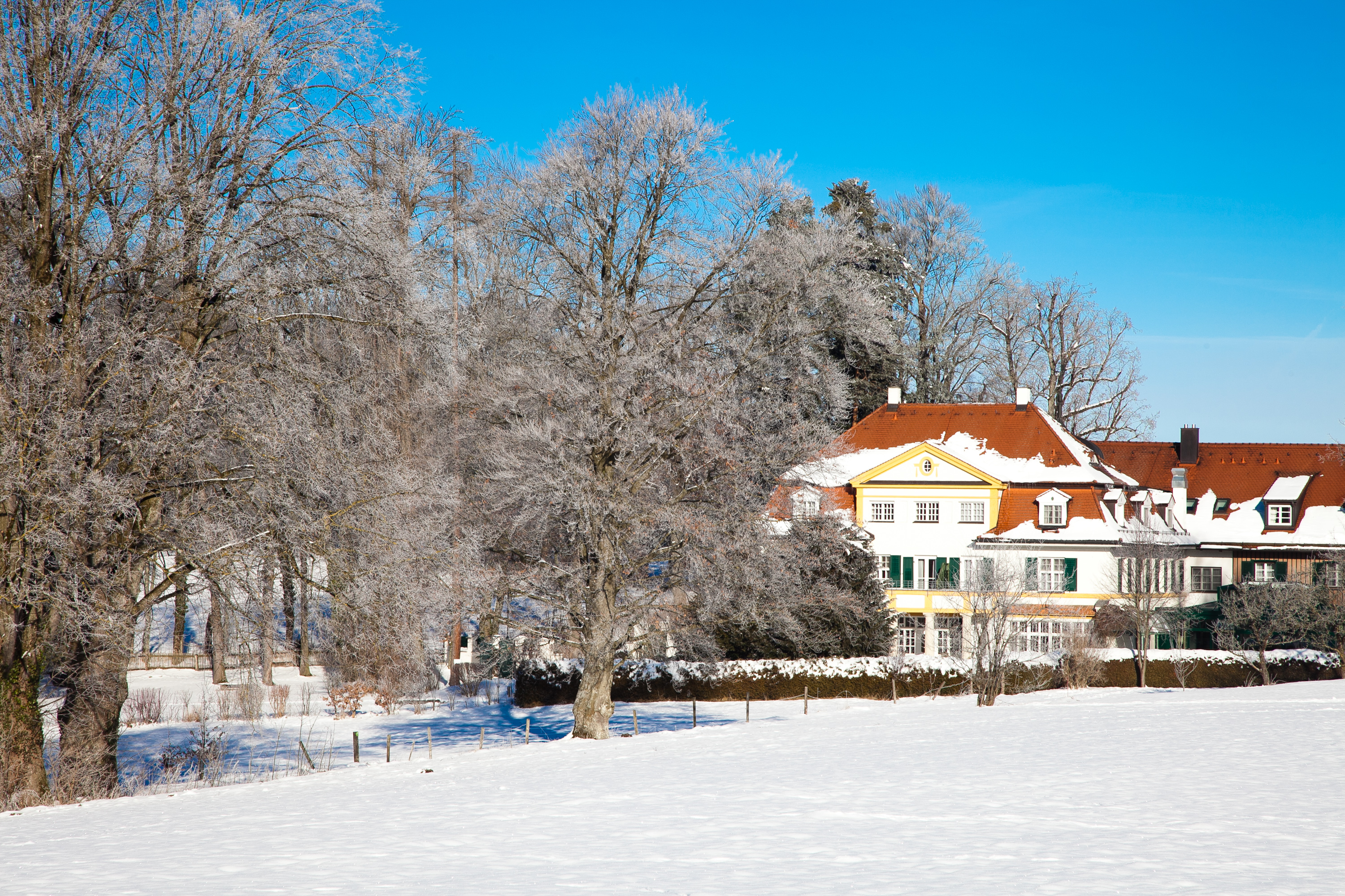 Biohotel Schlossgut Oberambach im Winter.

