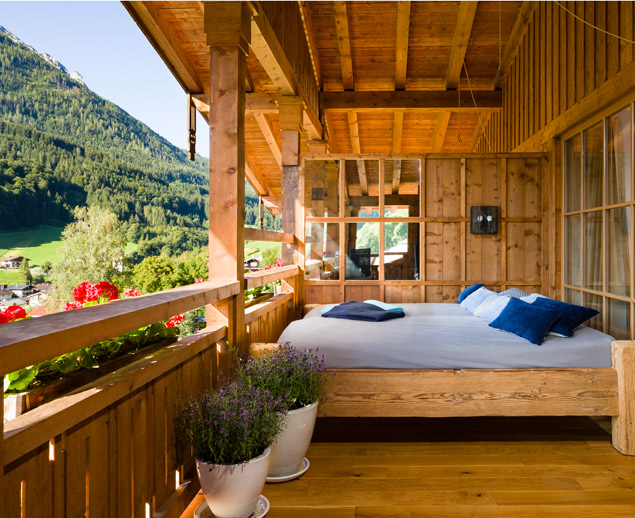 Seniorsuite mit Bett auf der Loggia, Berghotel Rehlegg in Ramsau.
