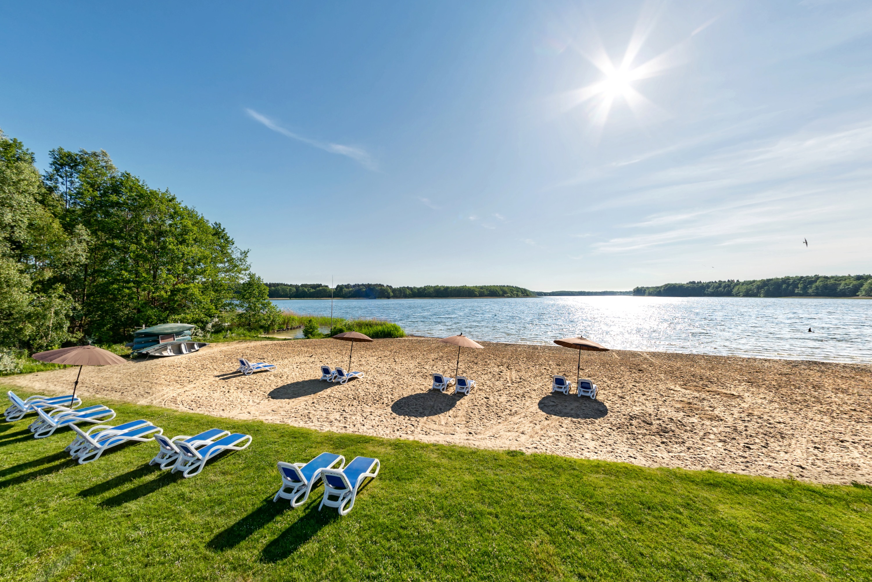 Badestrand mit Wiese, AHORN Seehotel Templin.