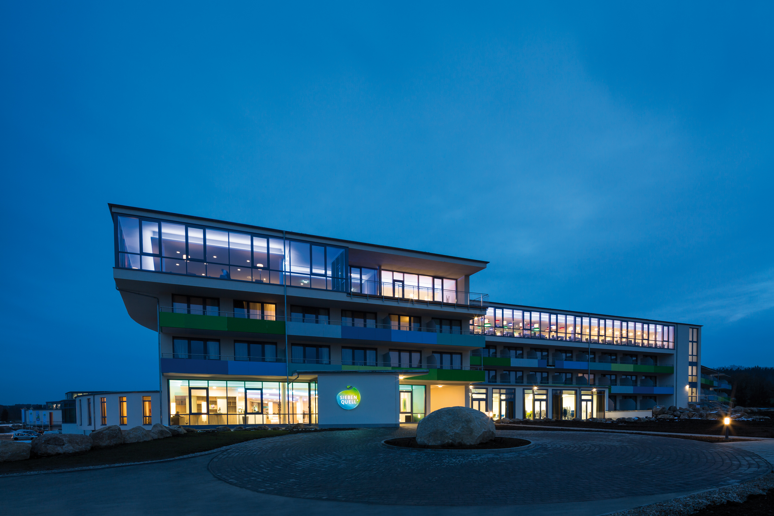 Außenansicht bei Nacht vom Siebenquell® GesundZeitResort im Fichtelgebirge, Weißenstadt.
