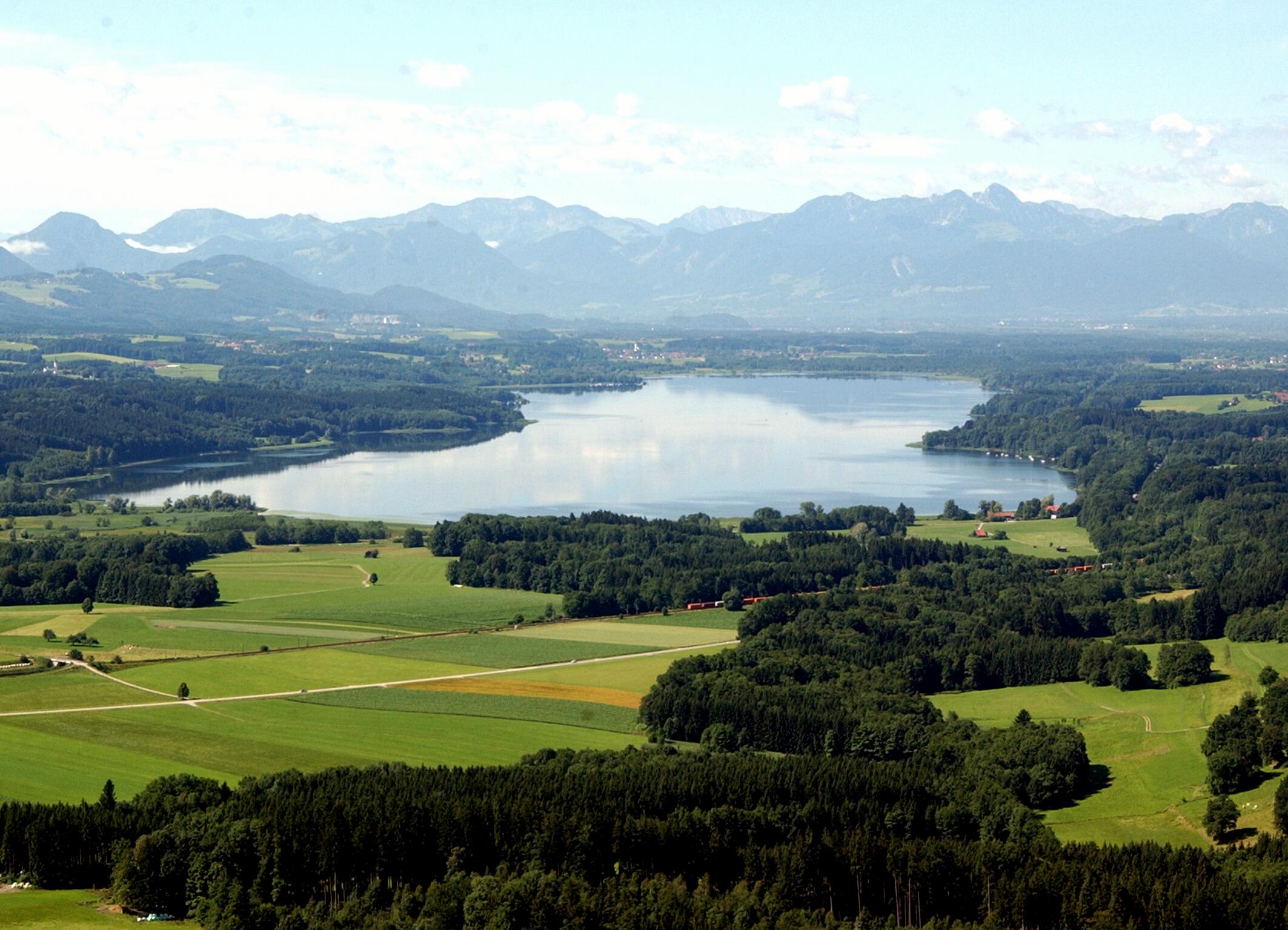 Mit knapp 6,5 km² ist der Simssee der größte See im Landkreis Rosenheim.
