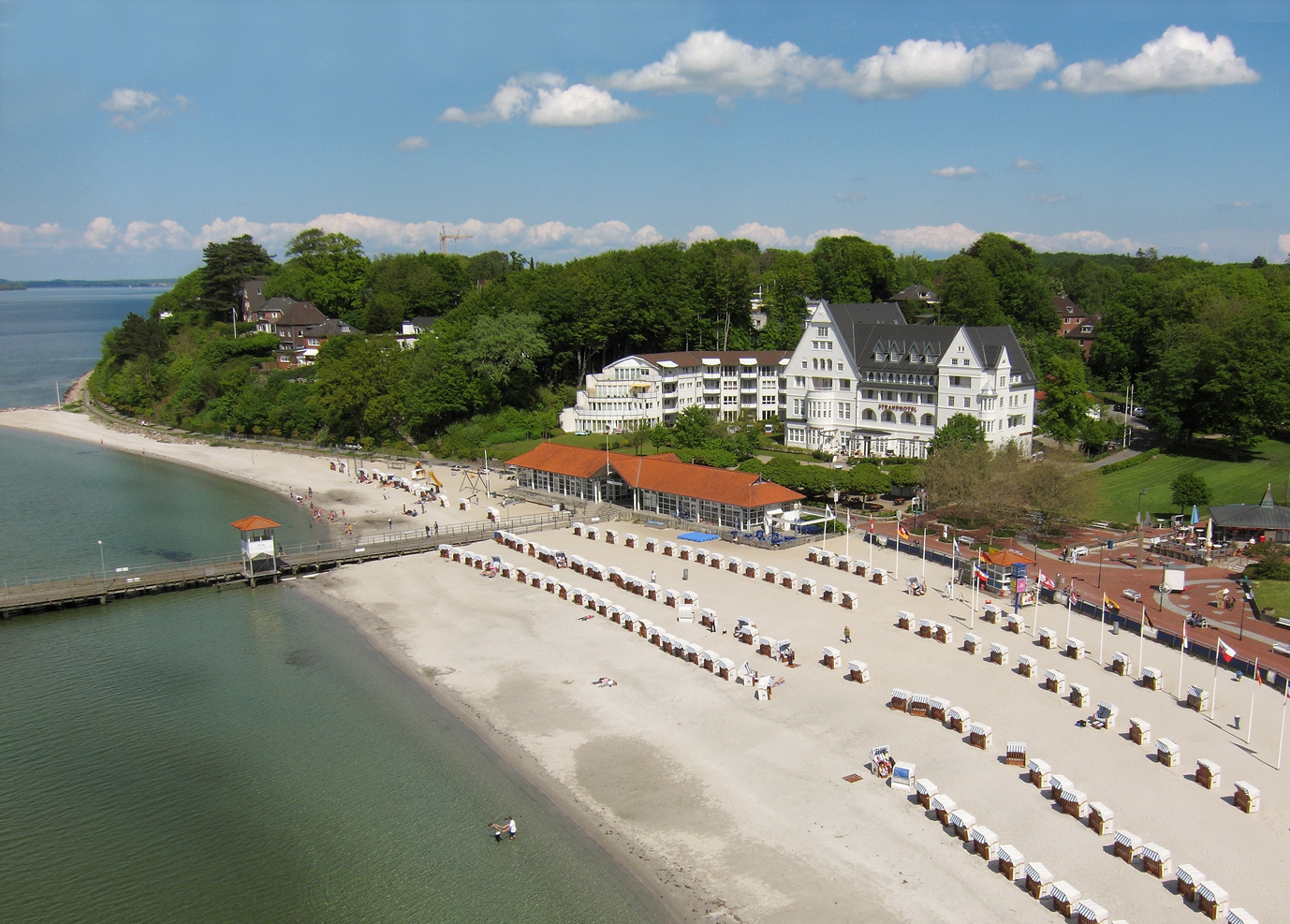 Strandansicht des Strandhotel Glücksburg.
