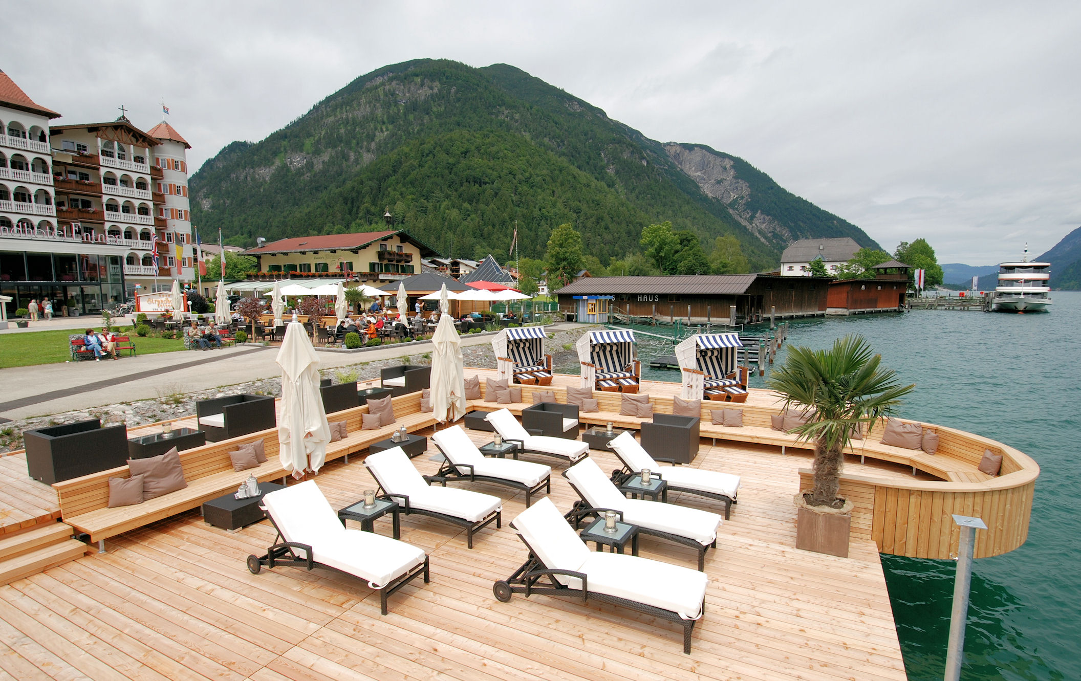 Strandlounge am Achensee vom Strandhotel Entner.
