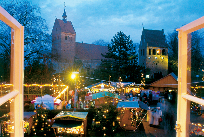 Blick über den Markt im Advent in Bad Zwischenahn