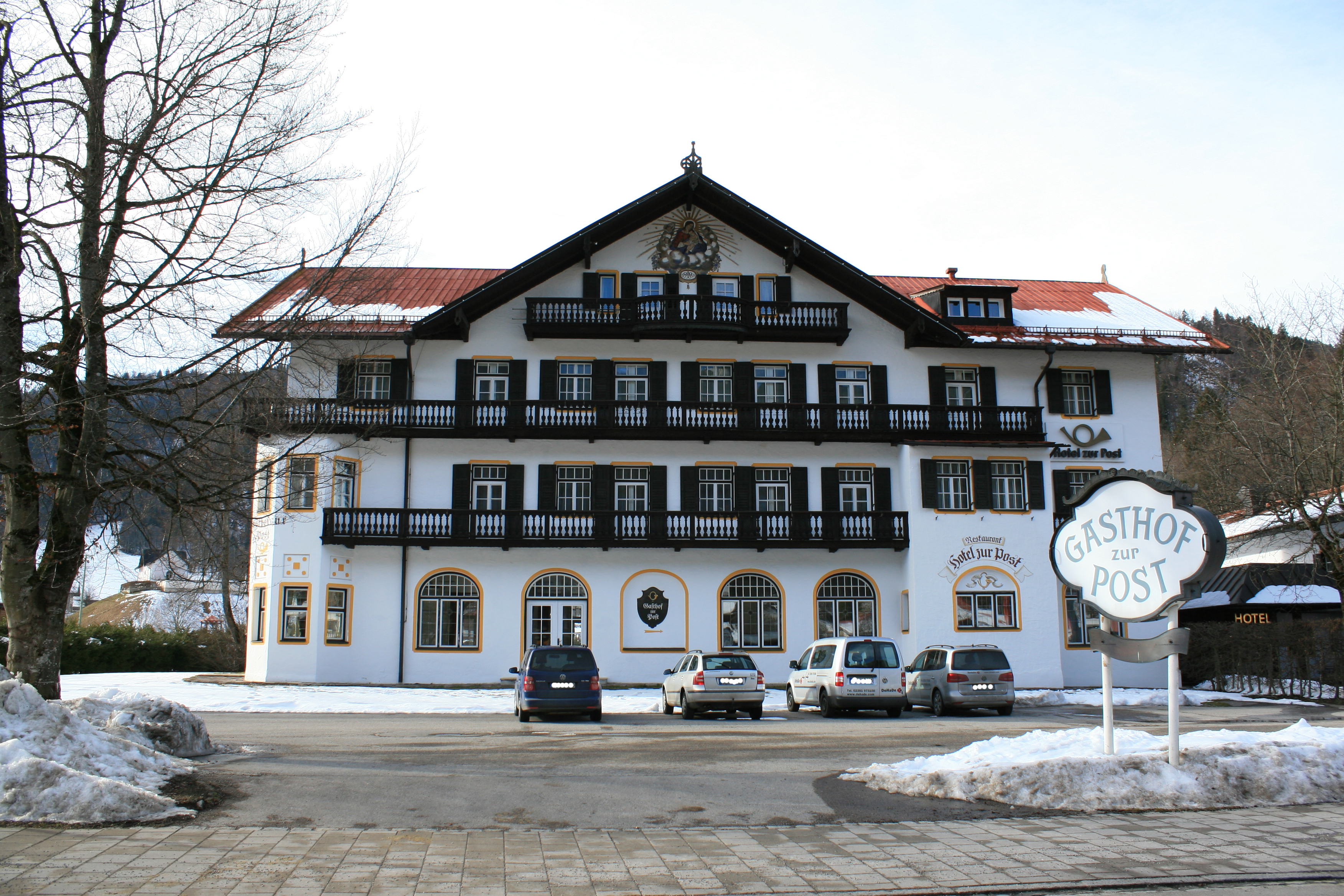 Das Hotel zur Post Kreuth in der Außenansicht.
