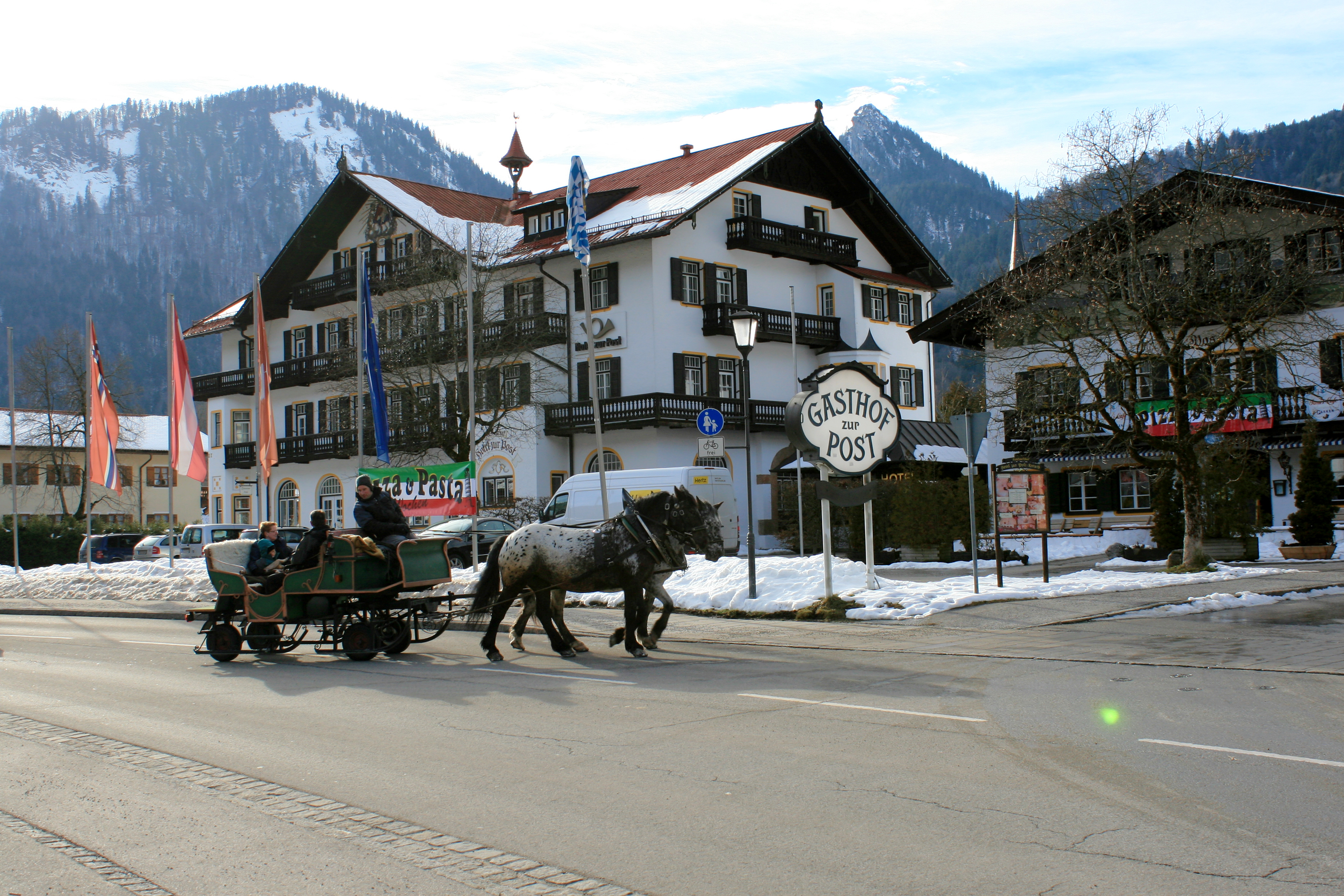 Das Hotel Zur Post Kreuth in der Außenansicht.
