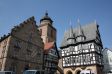Das Rathaus mit offener Erdgeschoßhalle aus dem Jahre 1512, das Weinhaus aus dem Jahre 1530 und die Walpurgiskirche aus der Spätgotik.