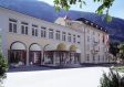 Lindner Hotel Alpentherme Leukerbad in der Aussenansicht (Maison Blanche bei Nacht).