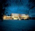 Die Kaiserpfalz in Goslar im Winter. Das Kaiserhaus ist bei Nacht beleuchtet.