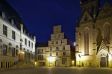 Historischer Marktplatz von Osnabrück bei Nacht.