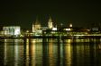 Das Rheinpanorama mit Mainz bei Nacht.