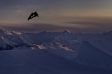 Ein Snowboarder nutzt die Freestyle-Pisten von Laax auch noch bei Dämmerung. Danach geht es vielleicht auf eine der Apres-Ski-Partys...
