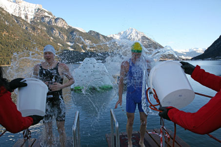 Das eisige Schwimmvergnügen hat am Achensee Tradition: 