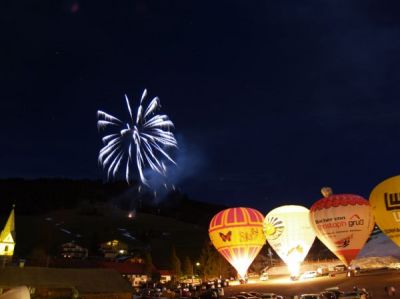 Bunte Ballons am Himmel