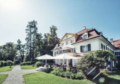 Farbpsychologisches Konzept im Schlossgut Oberambach, Oberbayern