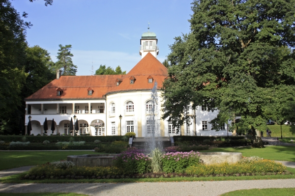 Bayerische Feste rund um den Baum