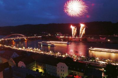 Feuerwerksspektakel am großen Strom