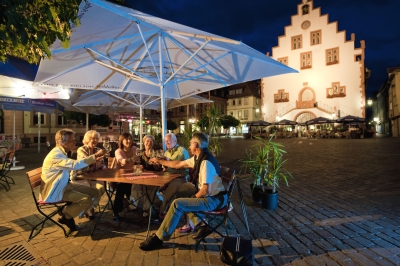 Wenn die Restaurants und Straßencafés ihre Sonnenschirme aufklappen