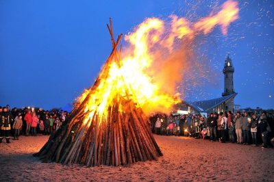 Osterfeuer und Eiersuche: