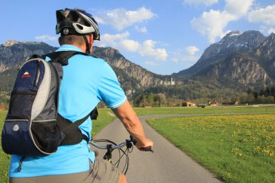 Löwenzahnradeln mit Schlossblick