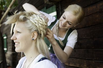 Zöpfe flechten auf der Alm