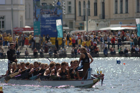 150 Teams beim Drachenbootfestival in Schwerin am Pfaffenteich